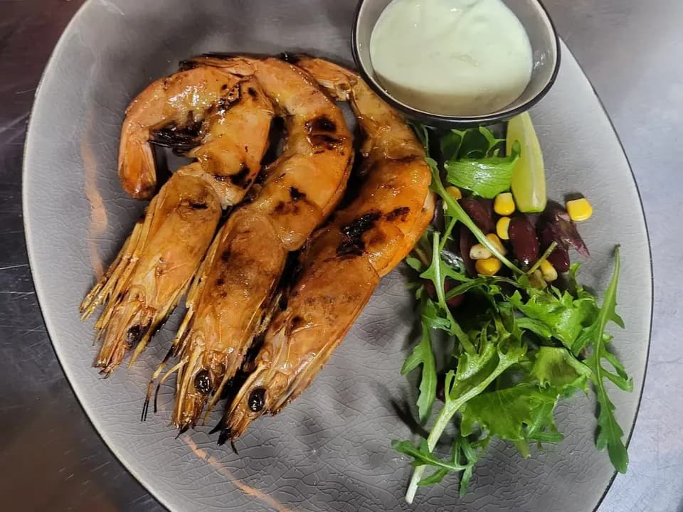 Gegrilde gamba’s met salade