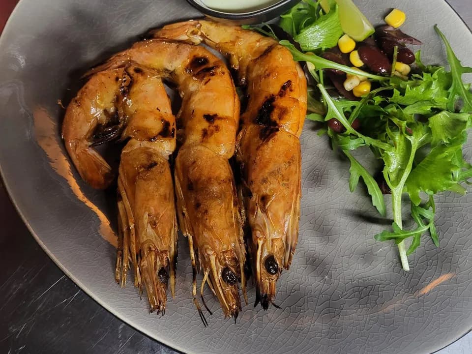 Chorizos met salade en saus