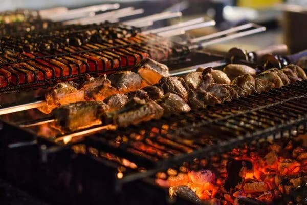 Spiesen op de grill