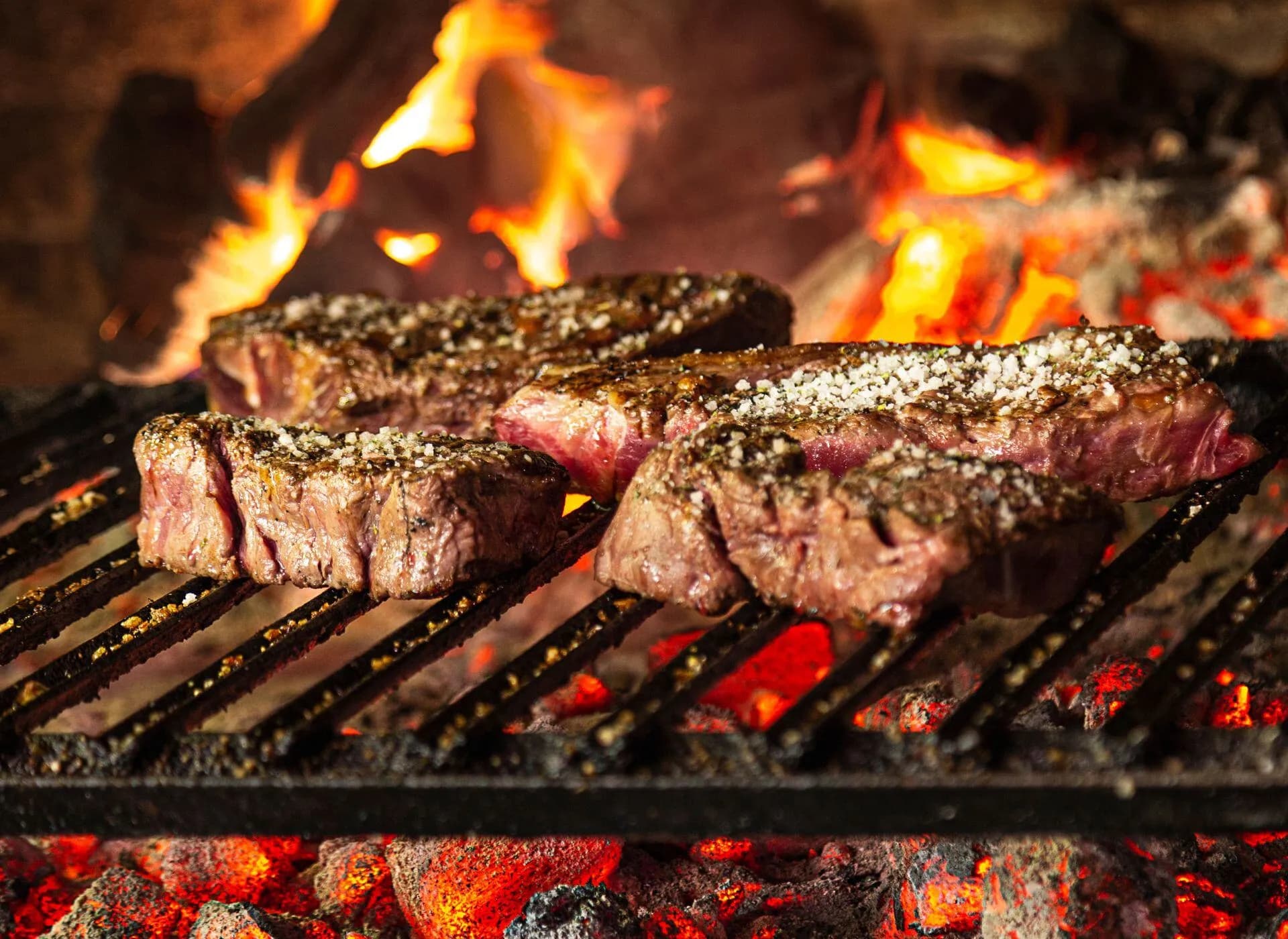 Steak met kruiden op de grill